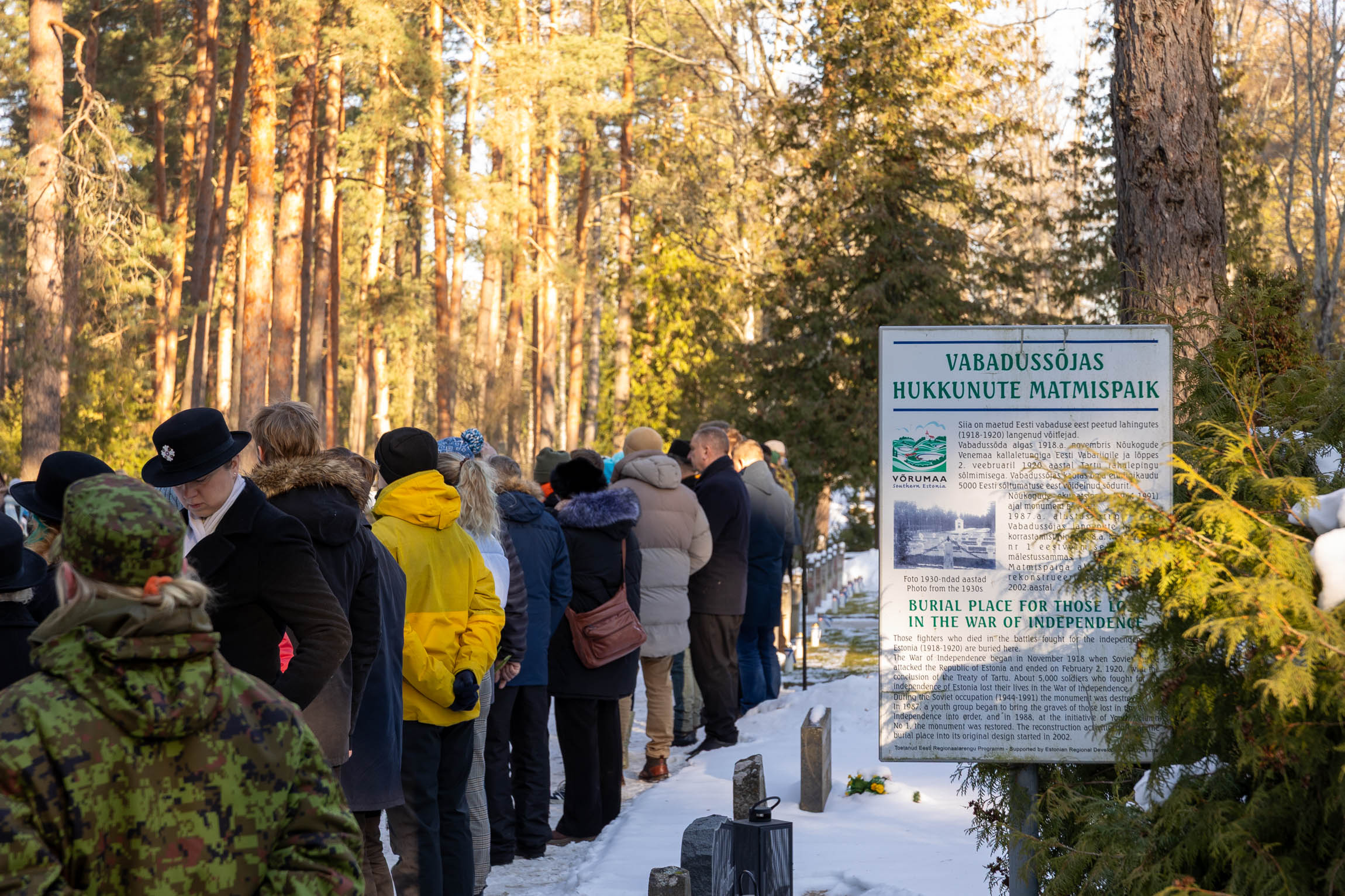 FOTOD Vabariigi sünnipäev tõi linnakalmistule rekordilise rahvahulga
